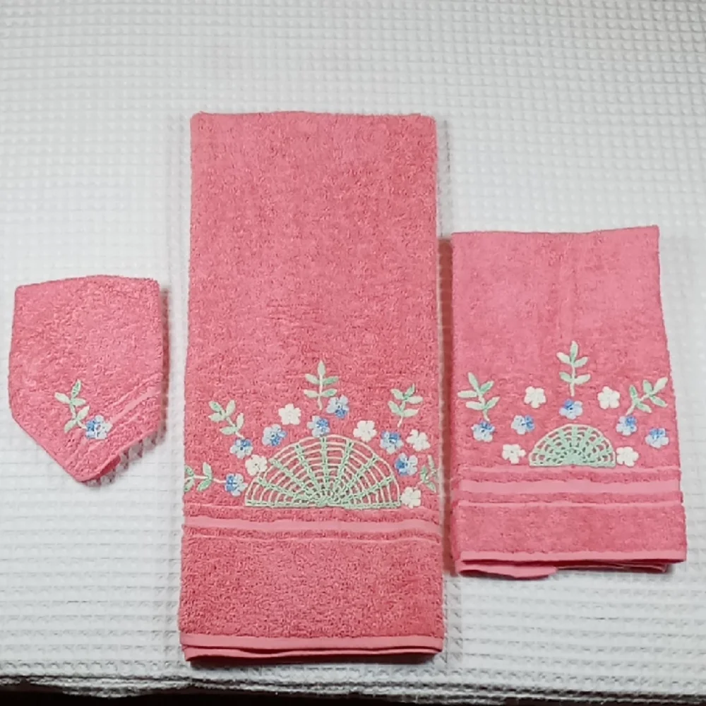 Vintage Cannon Pink Towel Set w/ Embroidered Floral Design Face Cloth Hand Bath